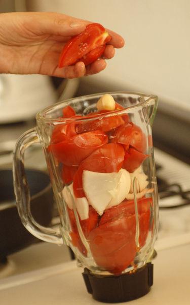 lucuadora con jitomate cebolla y ajo